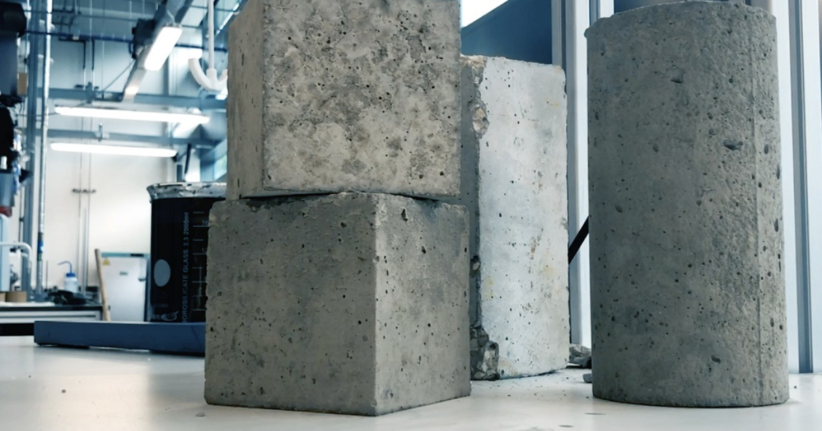 blocos de concreto industriais empilhados, mostrando densidade e estrutura Legenda (131 caracteres): Blocos de concreto moderno reforçado com grafeno, mais durável e sustentável para o futuro da construção civil. (Imagem: The Realty Today)