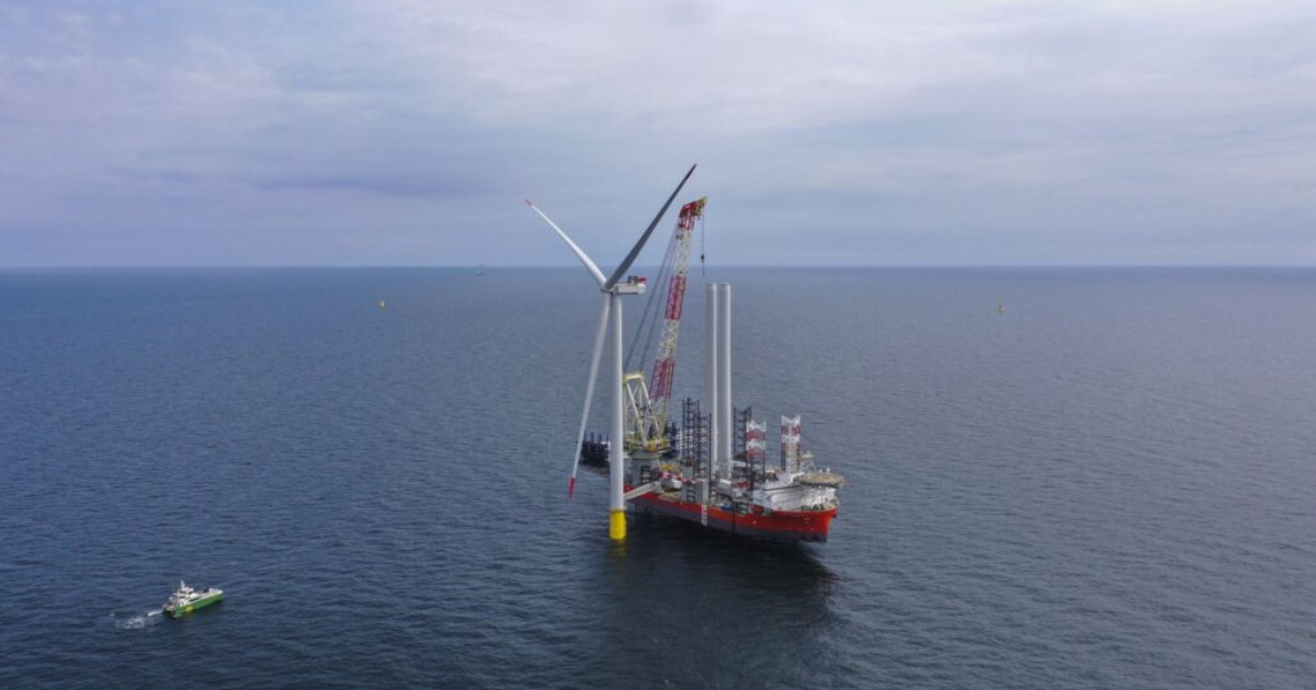 Barco grúa instala la nacela de la turbina en alta mar de 26 MW de Dongfang Electric en la costa de Fujian, China. (Imagen: OffshoreWind.biz)