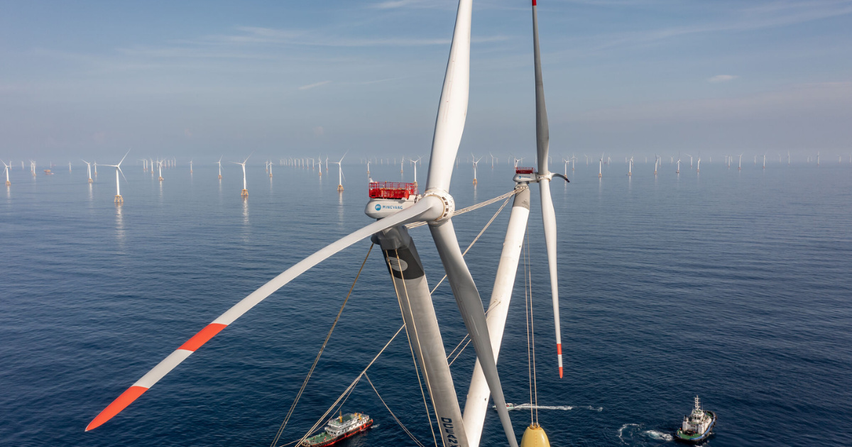 Primer plano revela palas de 153 m de la turbina eólica en alta mar de 26 MW; ángulo destaca la escala en el Estrecho de Taiwán. (Imagen: OffshoreWind.biz)