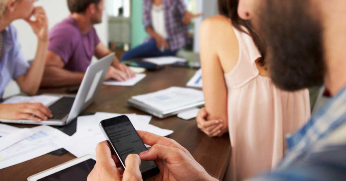 TST altera regra e abre espaço para que lesões como o “dedo do WhatsApp” possam gerar estabilidade de 12 meses no trabalho.