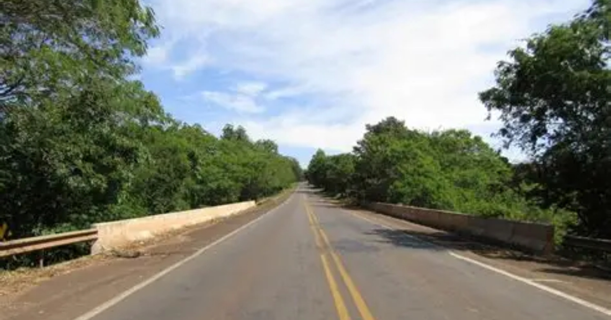 La Guayana invierte R$ 5 bi en supercarretera de 500 km y 50 puentes para reducir ruta de 21 días a 48h y acceder al mercado brasileño.