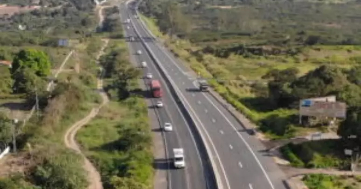BR-116 es la carretera más grande de Brasil, con casi 5 mil km, cortando 10 estados y capitales, vital para cargas, pasajeros y economía. (Foto: Divulgación/Reproducción / Portal de Prefeitura)