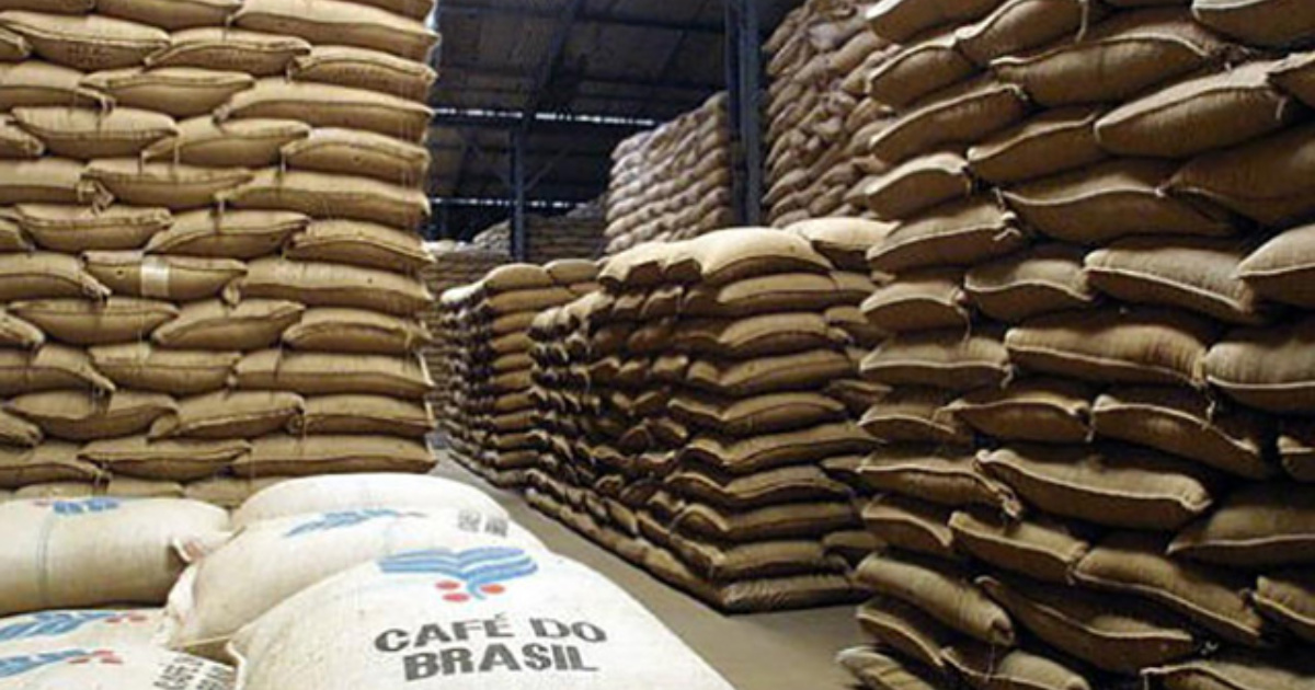 Sacas de café del Brasil apiladas antes del embarque; exportaciones a EE.UU. caen 46 % con la nueva tarifa del 50 %, presionando el mercado cafetero. (Imagen: Cecafé/Difusión)