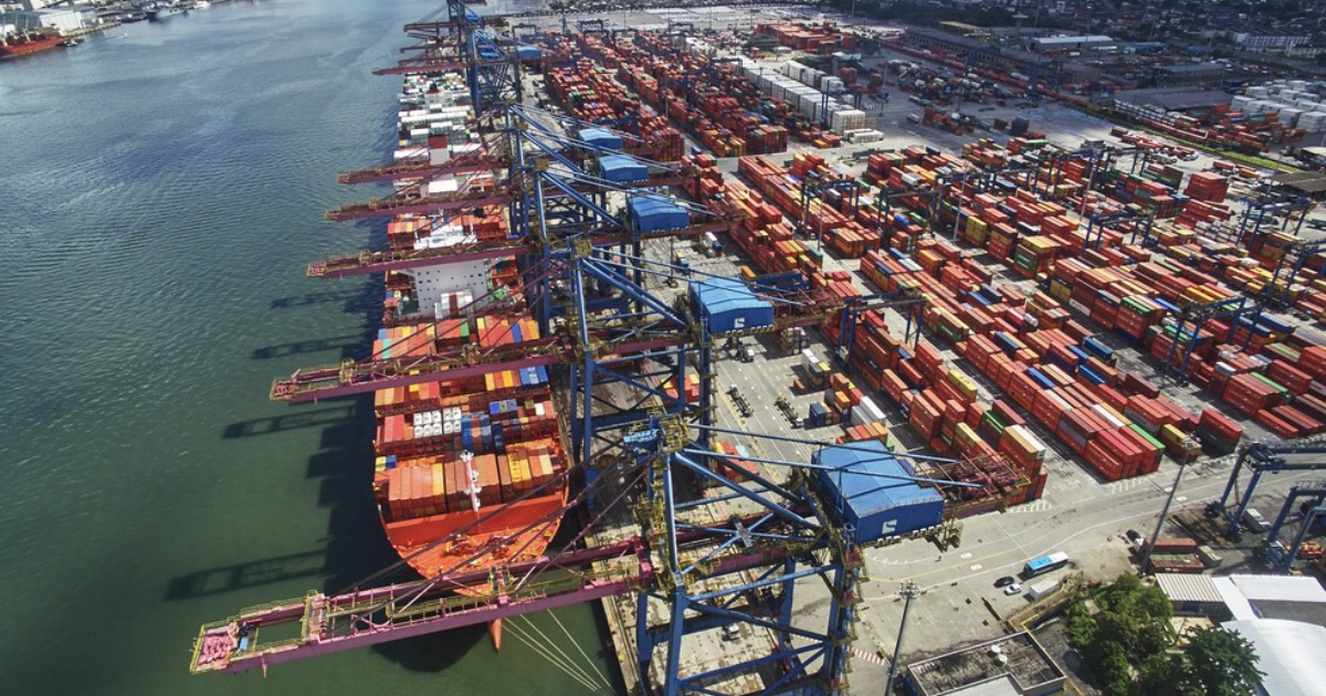 Contenedores en el puerto de Santos ilustran la ruta del café brasileño, ahora redireccionada a Europa tras la sobretasa del 50 % impuesta por EE.UU. (Imagen: Comunicaffe)