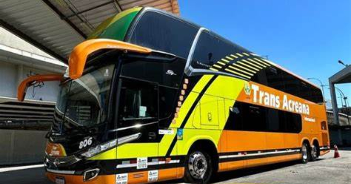 Autobús Trans Acreana en la terminal de Río antes de la línea Río a Lima, parte del récord mundial de 6 200 km de carretera. (Imagen: Autobús & Transporte)