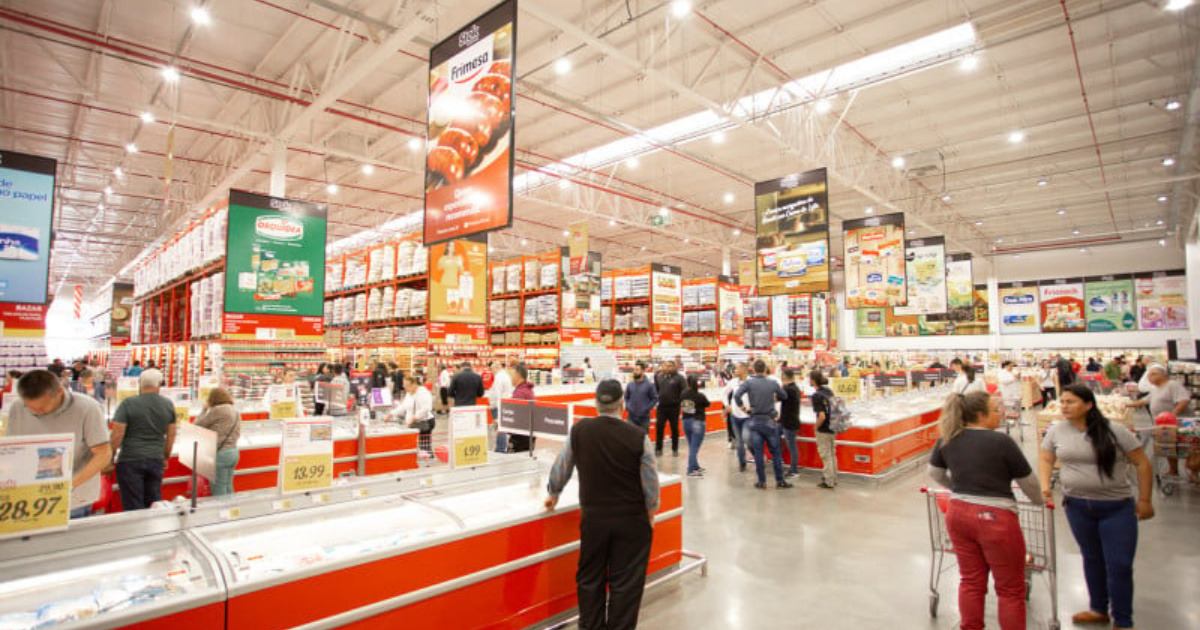 La expansión de los atacarejos en Brasil plantea debates sobre incentivos fiscales, impacto urbano y competencia con el comercio tradicional.