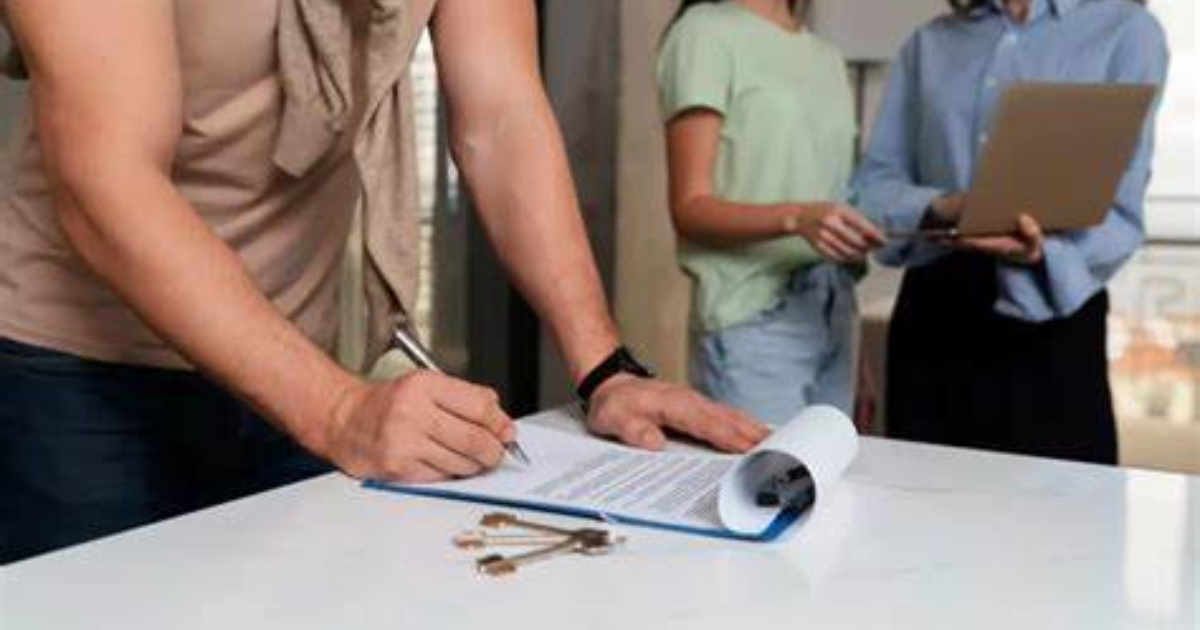 Firma de contrato de arrendamiento con llaves simboliza el seguro-fianza para evitar la embargación del único inmueble del fiador. (Imagen: QuintoAndar)