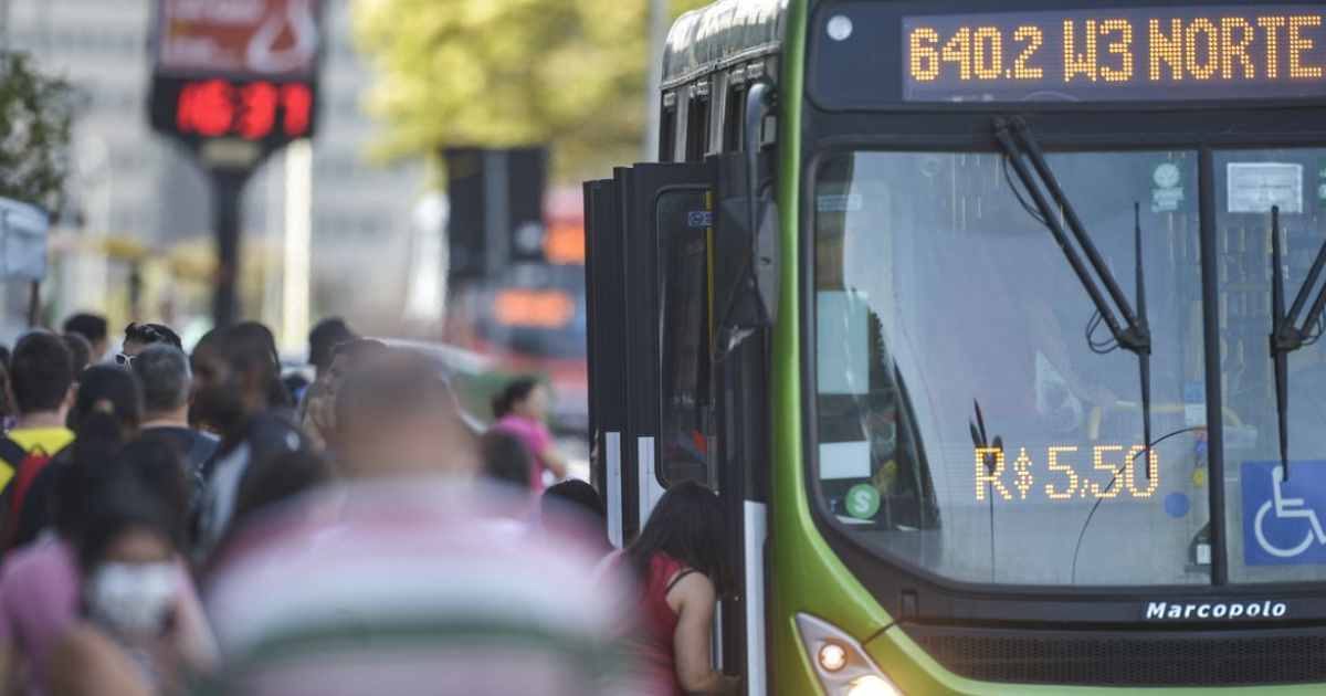 El Gobierno Lula Estudia Tarifa Cero en el Transporte Público en Domingos y Feriados, Pero el Plan Bilionario Enfrenta un Impasse en el Congreso. (Imagen: noticias.r7)