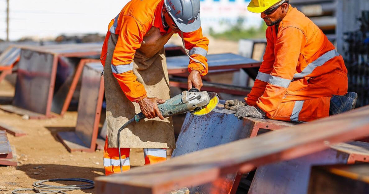 Escasez de mano de obra atinge Norte e Nordeste. Construcción civil enfrenta recusas por Bolsa Família y debate proposta de flexibilização.