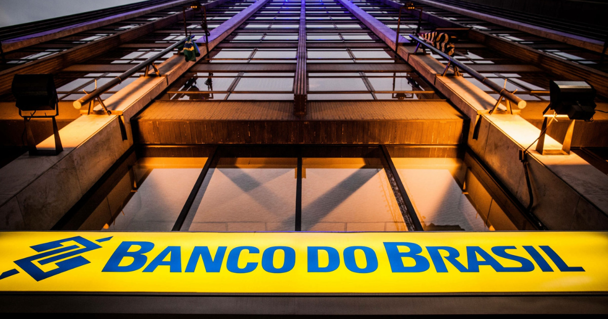 Banco do Brasil enfrenta provisiones millonarias, morosidad en el agro y posibles sanciones de EE. UU., con ganancias presionadas hasta 2026.