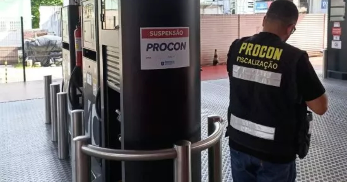 Procon-JP interdita posto em João Pessoa após flagra de preço enganoso nas bombas. Caso ocorre durante CPI dos combustíveis na capital.
