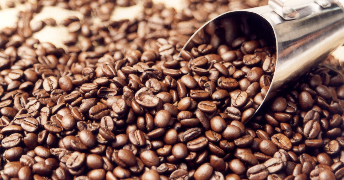 Inflação nos EUA dispara com novas tarifas de Trump, elevando preços de café, joias, bananas, TVs e brinquedos e pressionando famílias.