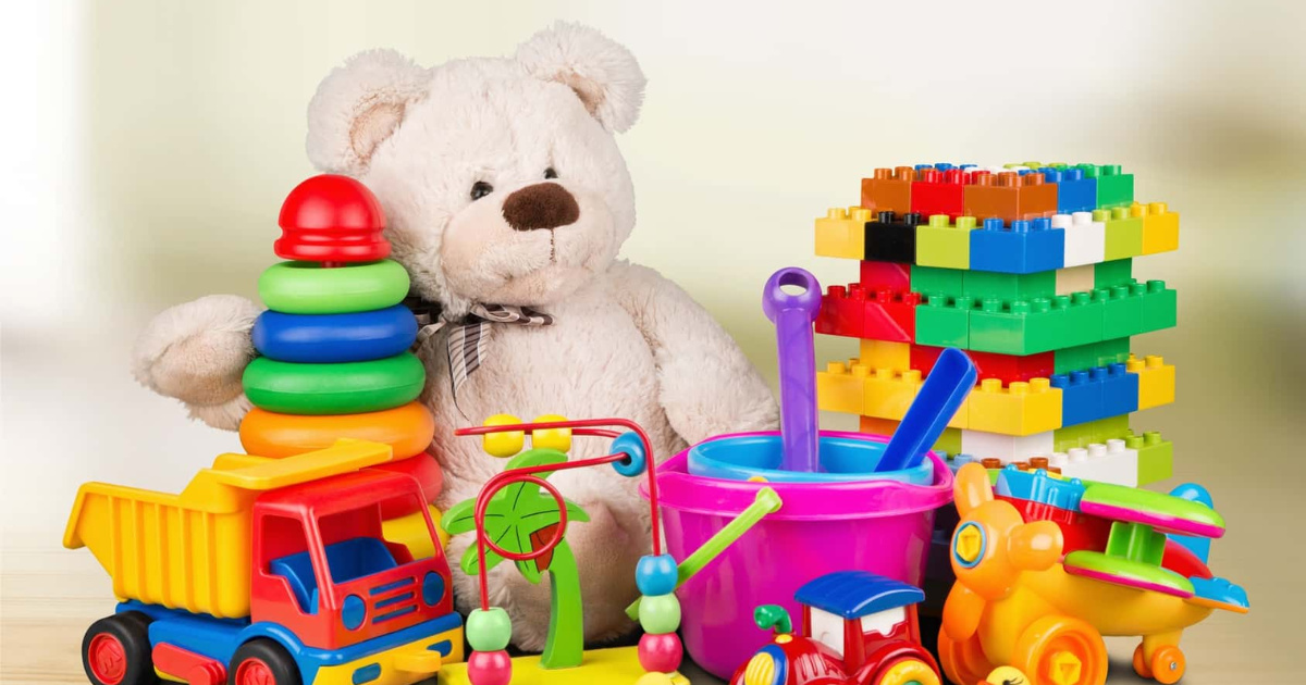 Inflação nos EUA dispara com novas tarifas de Trump, elevando preços de café, joias, bananas, TVs e brinquedos e pressionando famílias.