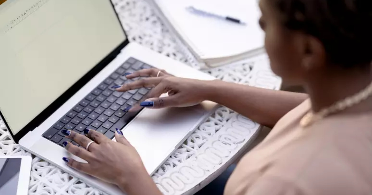 Itaú despide a mil empleados en home office tras ganancias récord y bonos, utilizando monitoreo digital que puede violar la LGPD.