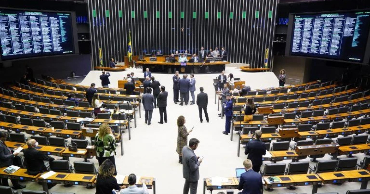 La Cámara aprueba proyecto que permite descuento bancario directo en jubilaciones del INSS, reavivando el debate sobre el endeudamiento. (Imagen: Pablo Valadares/Cámara de Diputados)