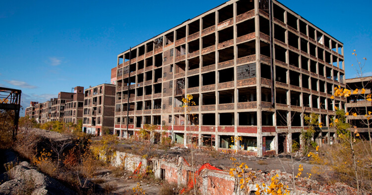 Prefectura de Salvador reglamenta inmuebles abandonados en 2025 con multas de hasta R$ 100 mil y pérdida definitiva tras 3 años.