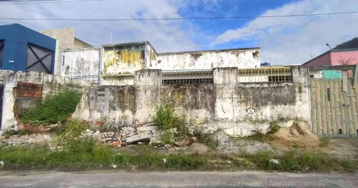 Prefectura de Salvador reglamenta inmuebles abandonados en 2025 con multas de hasta R$ 100 mil y pérdida definitiva tras 3 años.