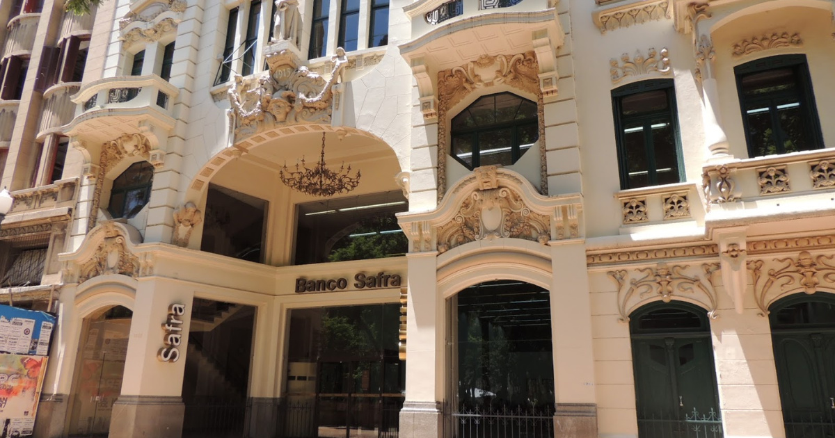 Banco Safra estructura arquitectónica antigua ilustra legado centenário e tradição financeira da Família Safra. (Imagem: Viagens e Expedições)