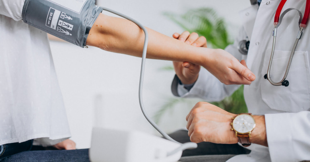 Brasil cambia reglas y clasifica presión 12 por 8 como pré-hipertensión. Nuevas metas y protocolos refuerzan prevención y tratamiento.