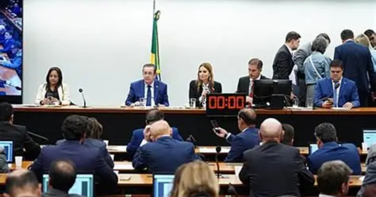 Proyecto de ley obliga a la cancelación inmediata de servicios con renovación automática y suspende cobros en la tarjeta de crédito.