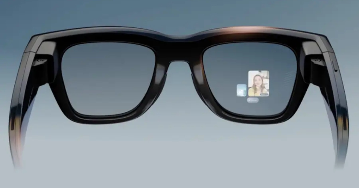 Close en las lentes de las gafas Meta con ícono digital superpuesto, ilustrando captura de cámara y tecnología IA embutida. (Imagem: Divulgação)