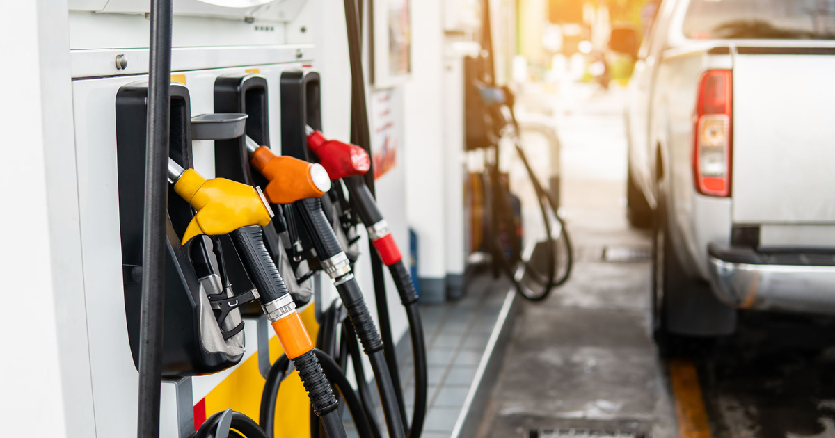 Descubre las diferencias entre gasolina común, aditivada y premium, entiende el octanaje y elige el combustible ideal para tu coche.