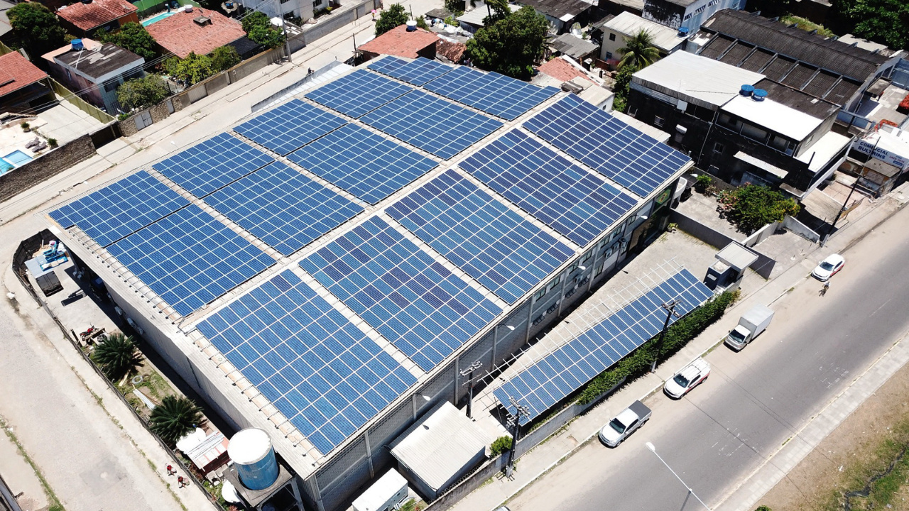 Empresas médias aceleram a adoção de geração solar no Brasil, atraídas por economia de até 90% na conta de luz, queda nos preços dos sistemas e facilidade de implementação. Fonte: Diário de Pernambuco