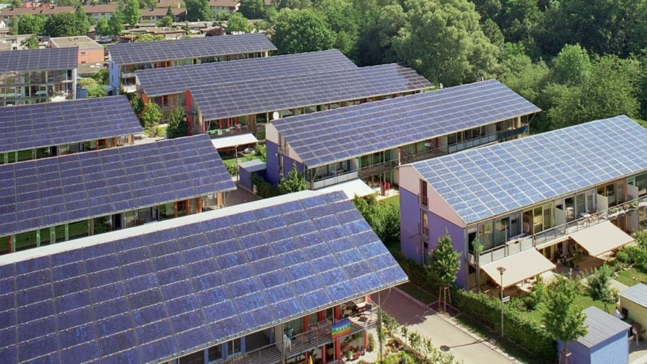 Com a manutenção da bandeira vermelha em setembro, cresce a busca por geração de energia solar, que já movimenta bilhões em investimentos e garante economia para consumidores e empresas. Fonte: EcoEnerg