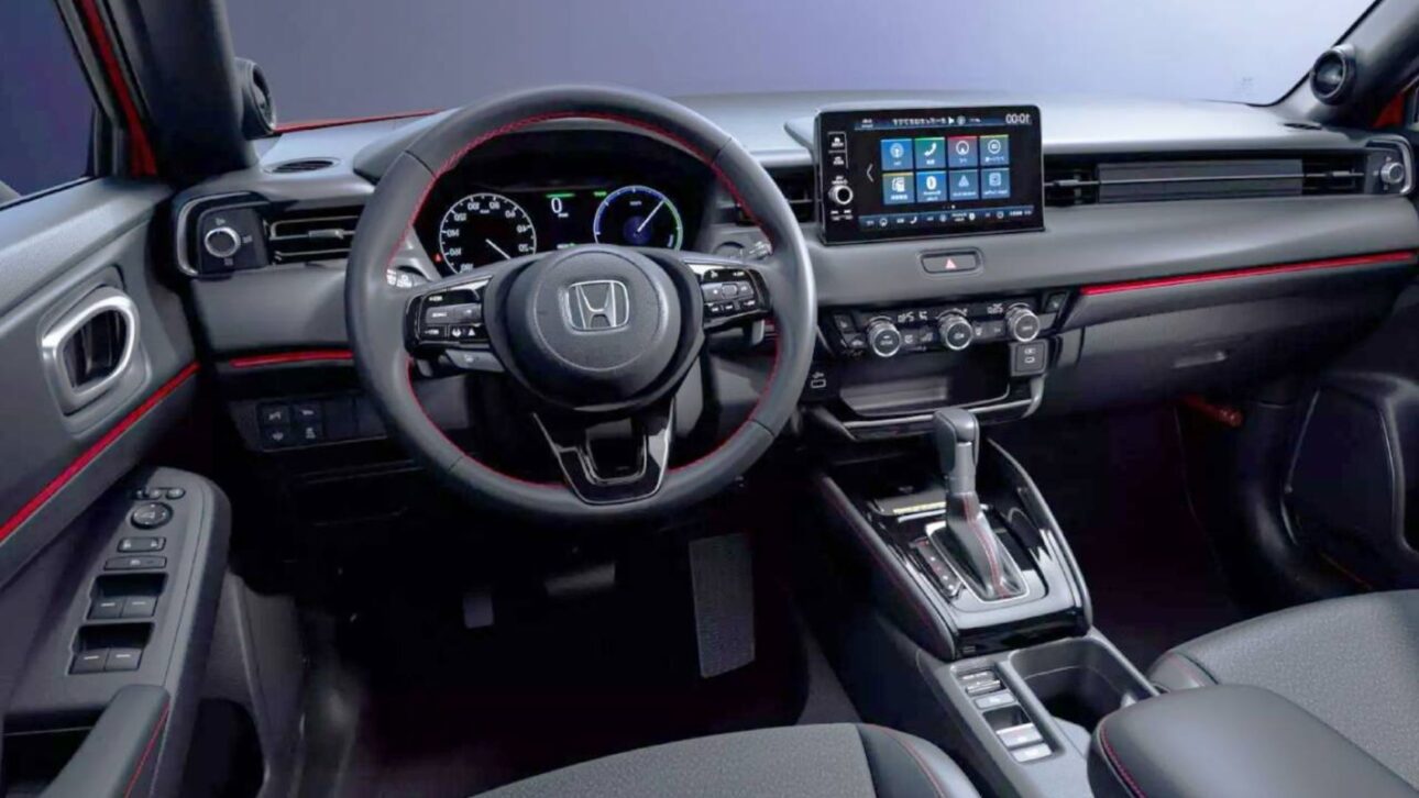 Honda HR-V RS Hybrid rojo con ruedas de 18 pulgadas y diseño deportivo.