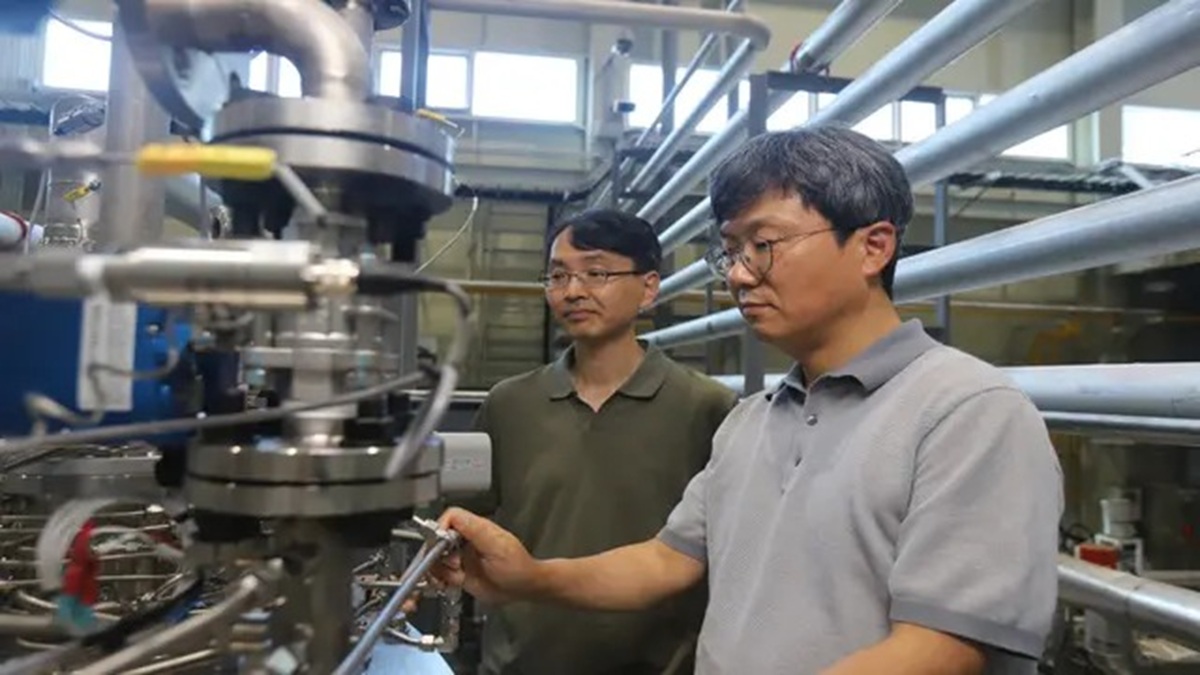 Investigadores inspeccionando el turboexpansor desarrollado para un sistema de almacenamiento de energía en aire líquido de gran escala y larga duración.