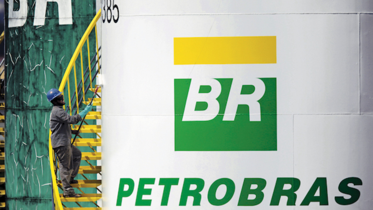 Leilão da Petrobras envolvendo áreas estratégicas de petróleo e gás no pré-sal da Bacia de Santos será realizado em dezembro na B3, com descobertas recentes impulsionando o interesse de grandes petroleiras. Fonte: Monitor Econômico