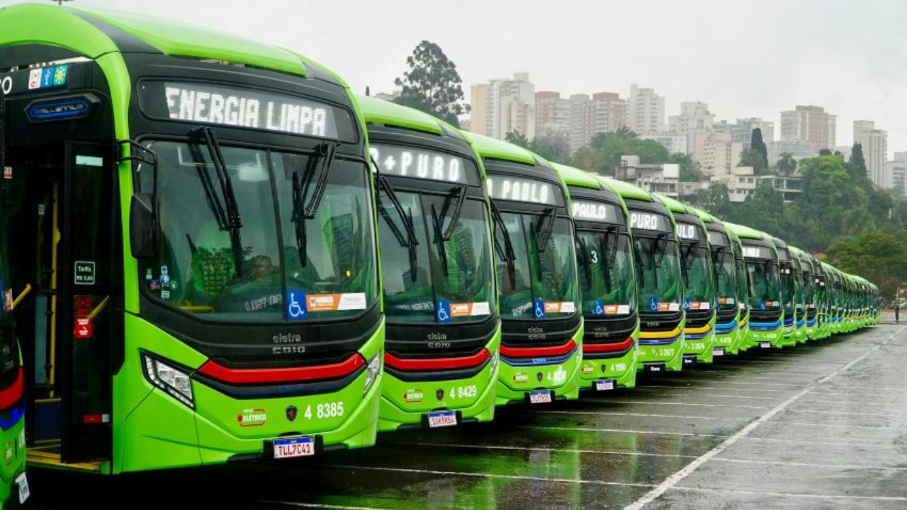 São Paulo já conta com 930 ônibus elétricos em circulação, que economizaram R$ 208 milhões em diesel e evitaram a emissão de mais de 80 mil toneladas de CO2 por ano. Fonte: Prefeitura de São Paulo