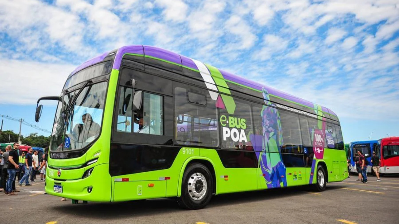 Porto Alegre economizou cerca de R$ 1 milhão em combustíveis com ônibus elétricos em apenas um ano. A iniciativa também reduziu emissões e modernizou o transporte coletivo. Fonte: Correio do Povo