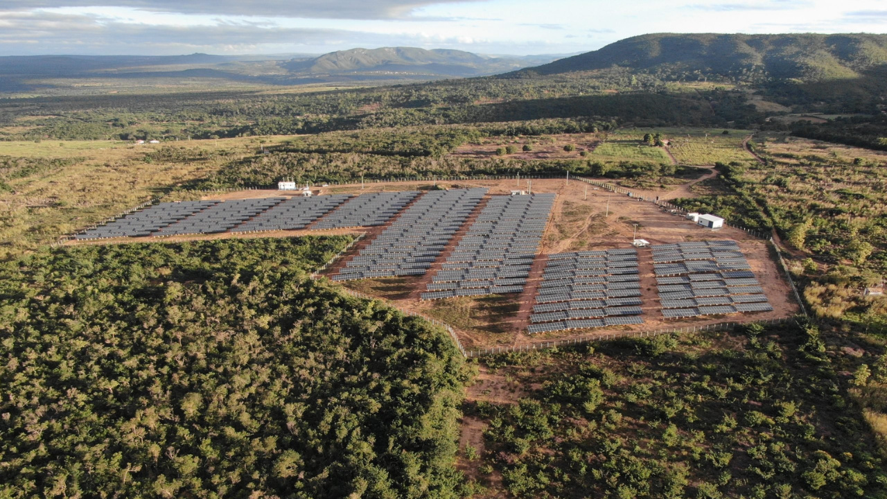 Produção de aves e suínos da BRF alcança 66% com energia solar, envolvendo milhares de produtores integrados e metas globais de descarbonização validadas pela SBTi. Fonte: BRF