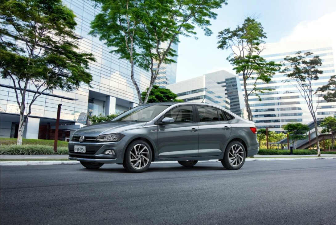 El Volkswagen Virtus Highline, sedán espacioso, surge por cerca de R$ 65.000 en el mercado de seminovos — entiende por qué este modelo atrae a aficionados del automóvil por la combinación de espacio, rendimiento, seguridad y costo-beneficio.