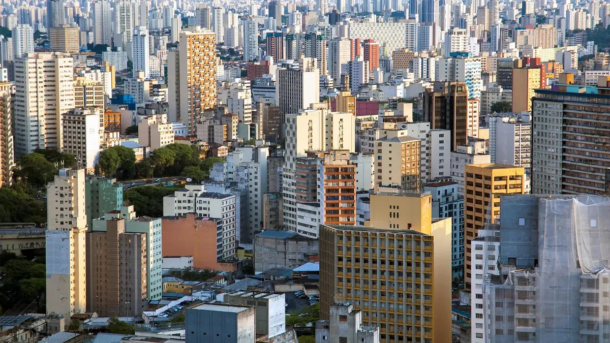 Skyline de São Paulo com prédios modernos e diversidade arquitetônica, representando a cidade mais rica do Brasil e seu PIB recorde.
