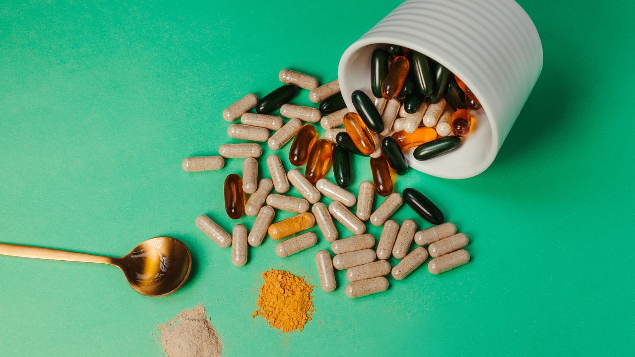 Anvisa proibiu 32 suplementos da Ervas Brasillis por insalubridade e falta de licença. Saiba quais marcas foram afetadas e os riscos à saúde.