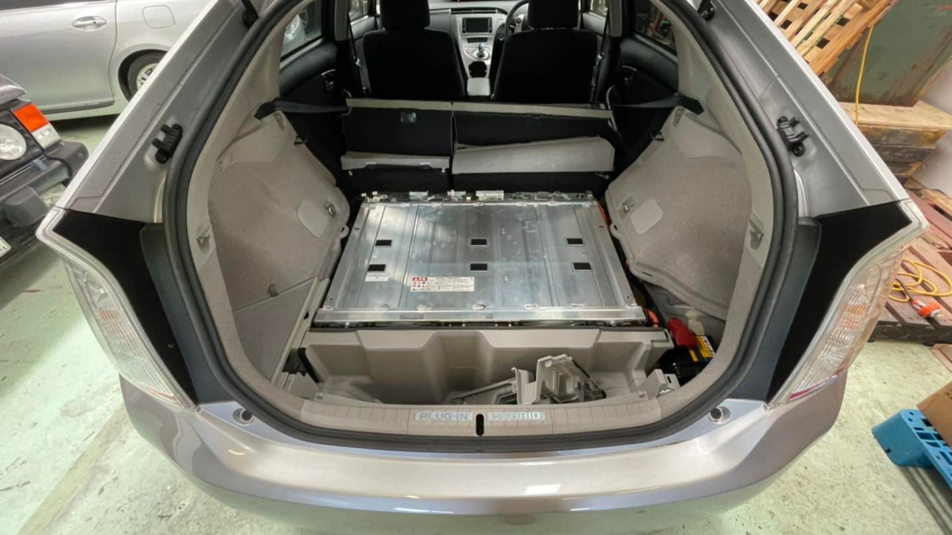 troca da bateria de carro híbrido Toyota Corolla Hybrid em oficina especializada.