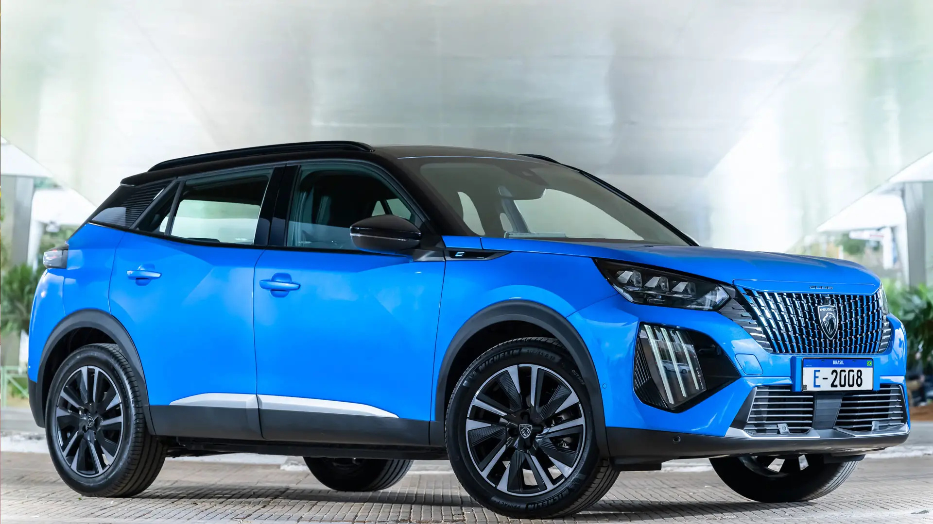 Peugeot e-2008 sairá de linha no Brasil após vendas baixas em 2025. Marca já prepara a chegada do novo 3008 elétrico para substituir o modelo.