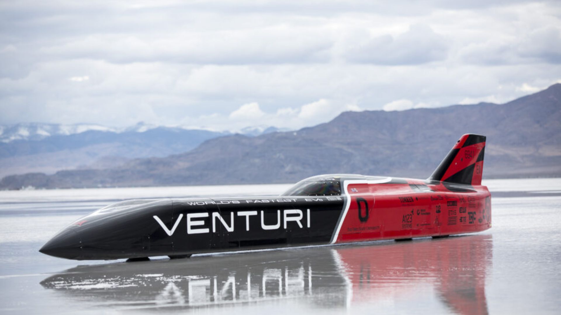 Venturi VBB-3 elétrico em alta velocidade no deserto de sal, comparado a quatro Ferraris.