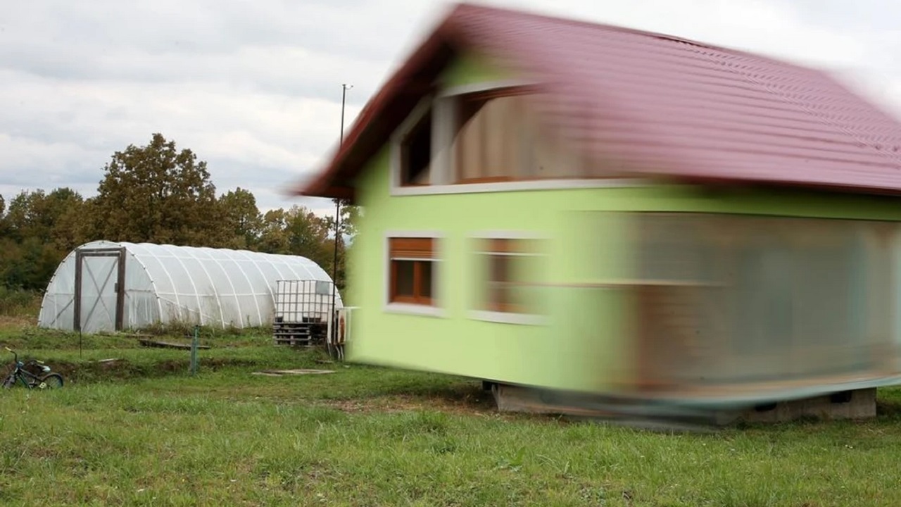 Um engenheiro japonês construiu sozinho uma casa giratória de 120 m² que segue o sol, economiza até 70% de energia e antecipa o futuro da arquitetura sustentável