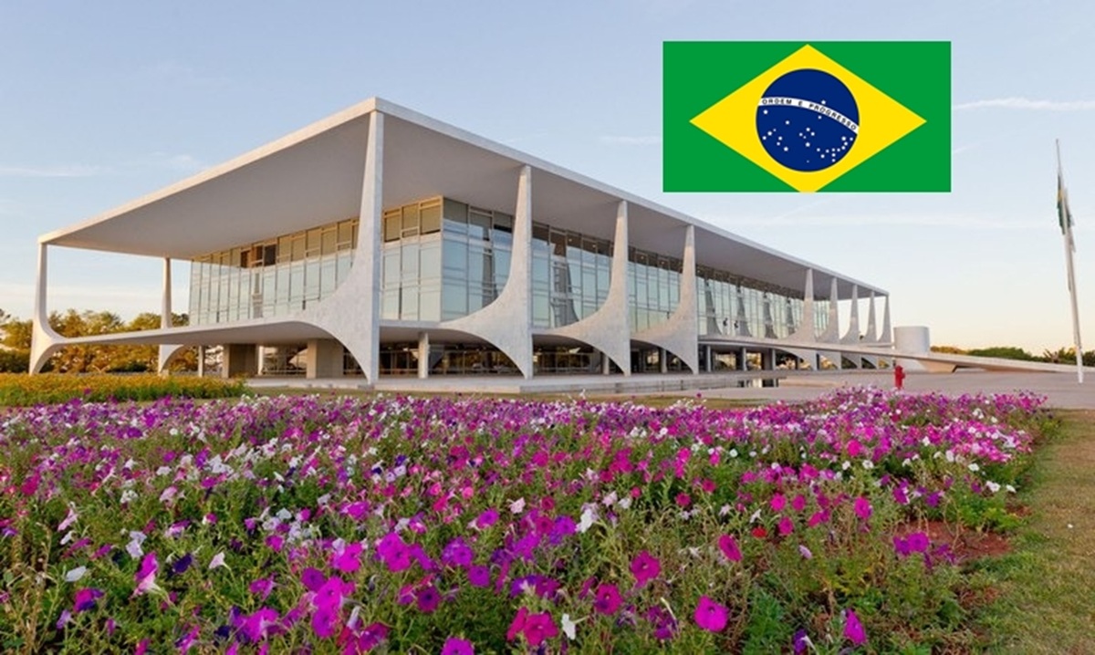 Com 36 mil m² e 265 m de comprimento, o Palácio do Planalto simboliza o poder brasileiro e abriga a Presidência desde 1960.