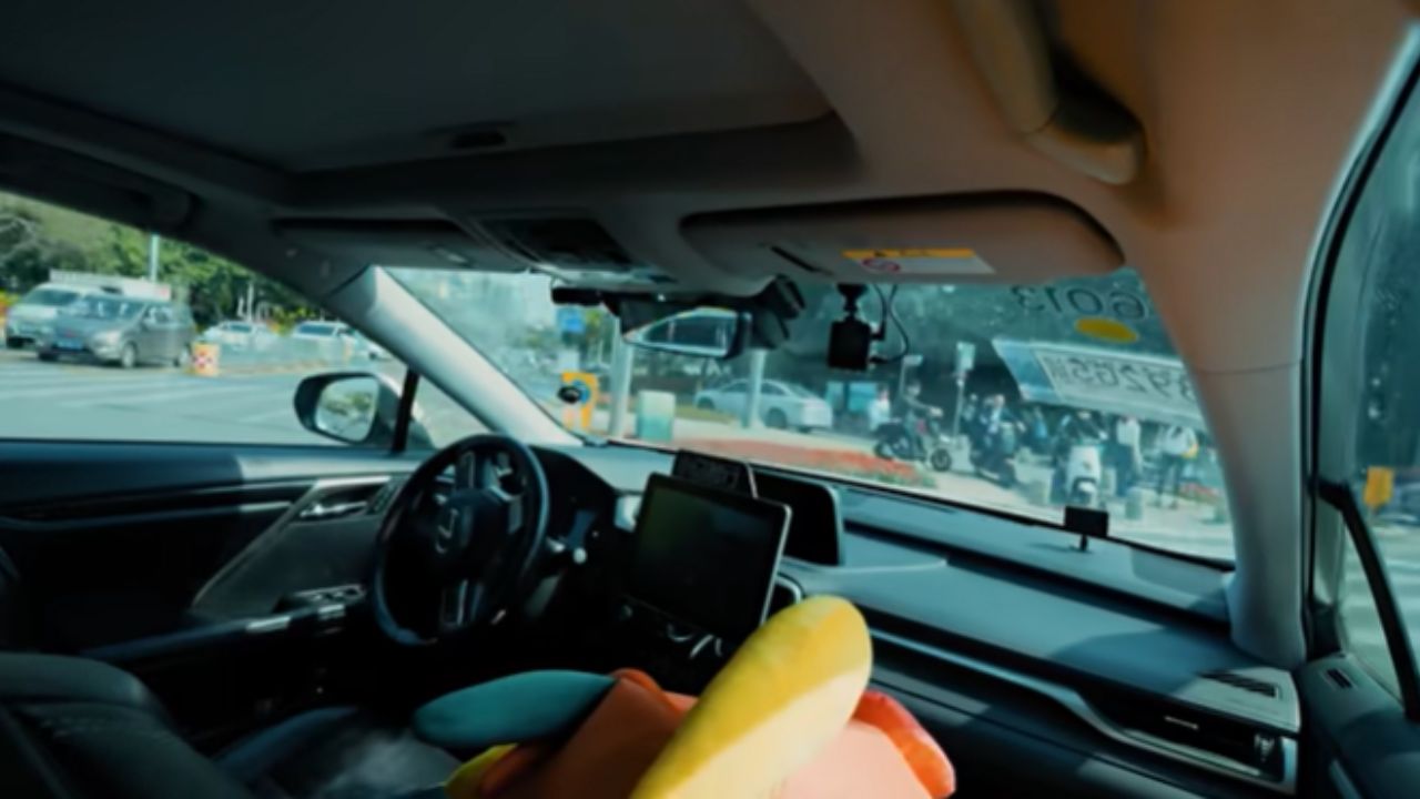 Imagen: Coche conduciendo sin conductor.