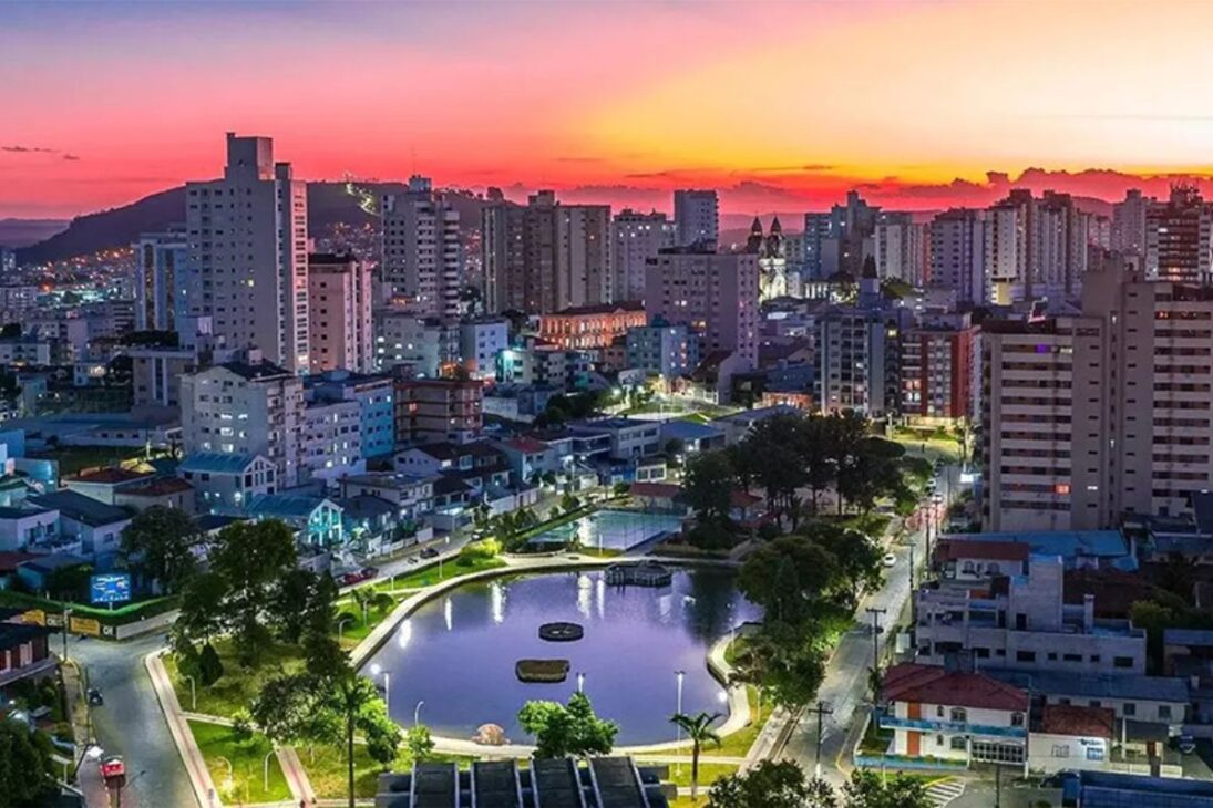 La capital de la Serra Catarinense, combina belleza y estructura europea, pero enfrenta huida de habitantes por frío intenso, aislamiento y pocos empleos