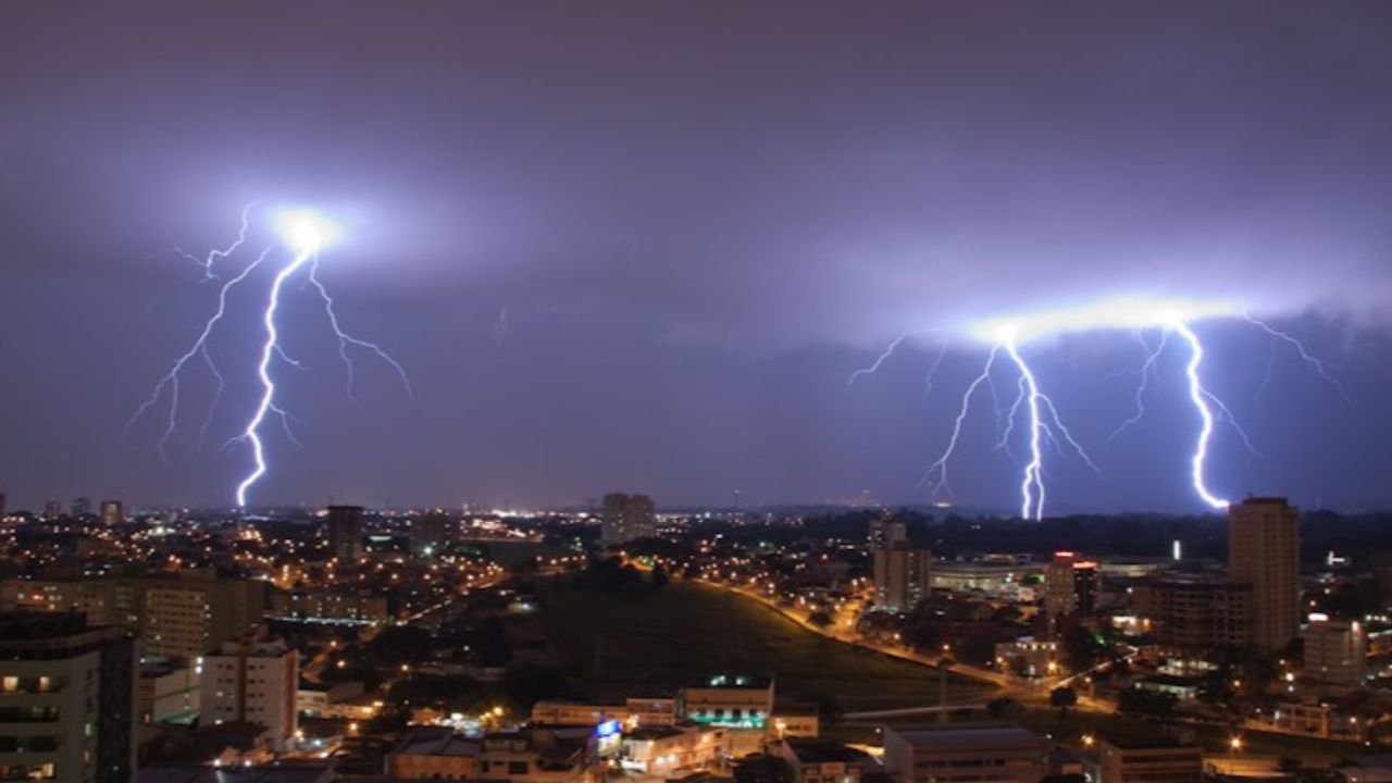 A capital dos raios no Brasil registra uma das maiores concentrações de descargas elétricas do mundo, atrai cientistas e obriga a cidade a ter um sistema de proteção único no país