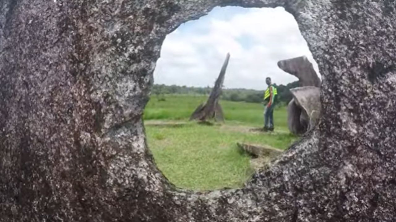 Stonehenge es un enigmático monumento prehistórico en Inglaterra, con cerca de 5.000 años, famoso por su círculo de piedras gigantes alineadas a eventos astronómicos como los solsticios.