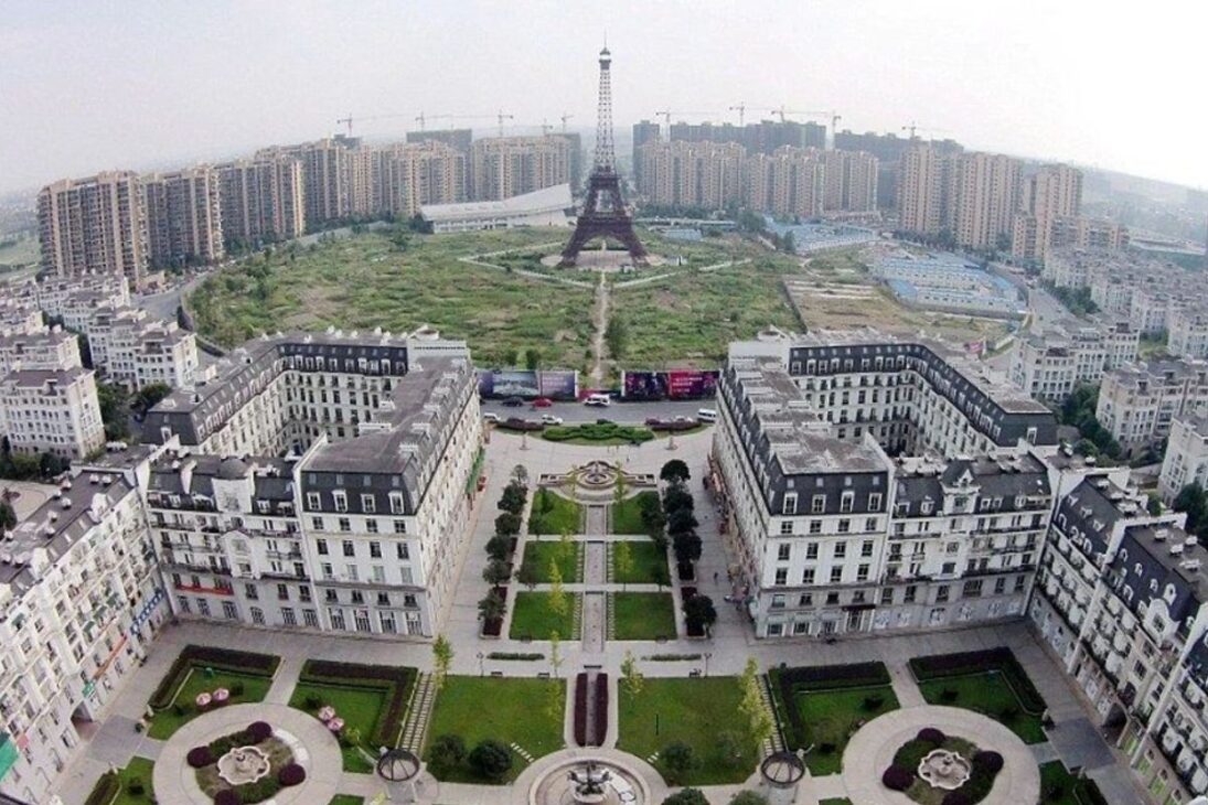 La ciudad en China que es una copia exacta de París, completa con una Torre Eiffel de 108 metros de altura