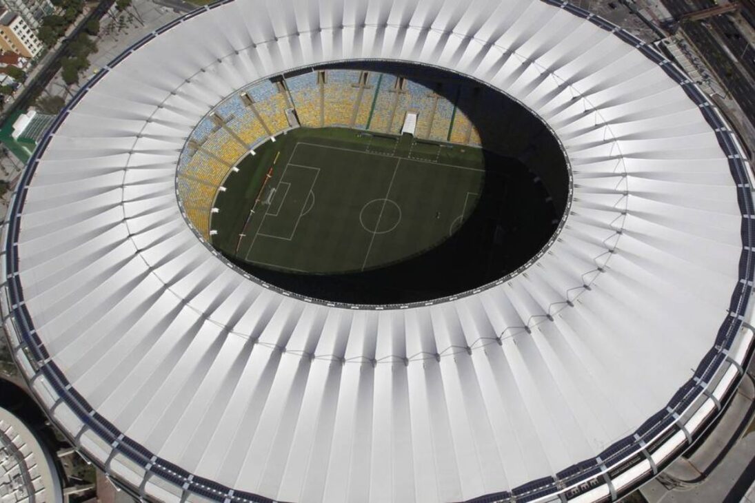 La cobertura del Maracanã, instalada para la Copa de 2014, es una megaestructura de 12 mil toneladas hecha de fibra de vidrio y teflón que captura agua de lluvia para reutilización y protege el 95% de los espectadores
