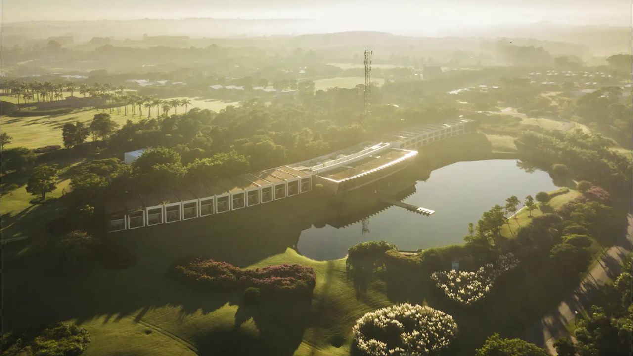 A fortaleza de luxo em SP: condomínio de 12 milhões de m² tem 4 mil funcionários, hotel 5 estrelas, 2 campos de golfe e heliponto com lounge VIP