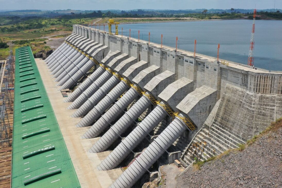 La hidroeléctrica de Belo Monte, la mayor 100% brasileña, inundó un área mayor que la ciudad de Curitiba y exigió la excavación de un canal artificial de 20 km para desviar parte de la inmensa fuerza del Río Xingu